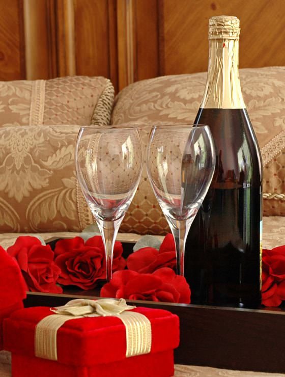 wine glasses on tray