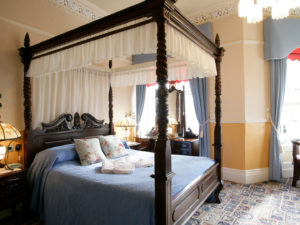 bed with canopy